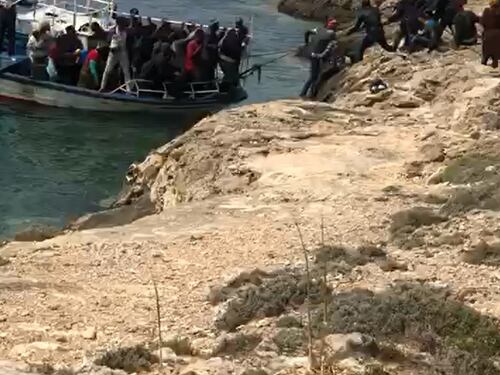 Lampedusa è un porto aperto: migranti sbarcano indisturbati