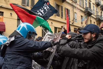 Centri sociali, anarchici e attivisti tentano di sfondare i cordoni di polizia: 30 identificati 9