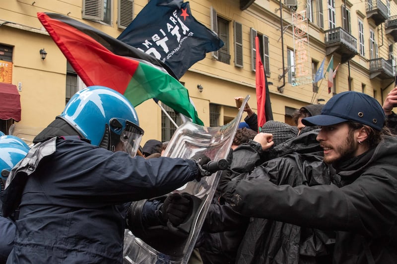 Centri sociali, anarchici e attivisti tentano di sfondare i cordoni di polizia: 30 identificati 9