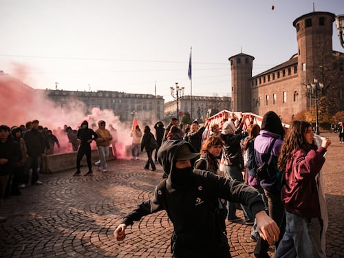 Torino, scontri fra antagonisti e polizia. In fiamme le foto di Meloni e Salvini