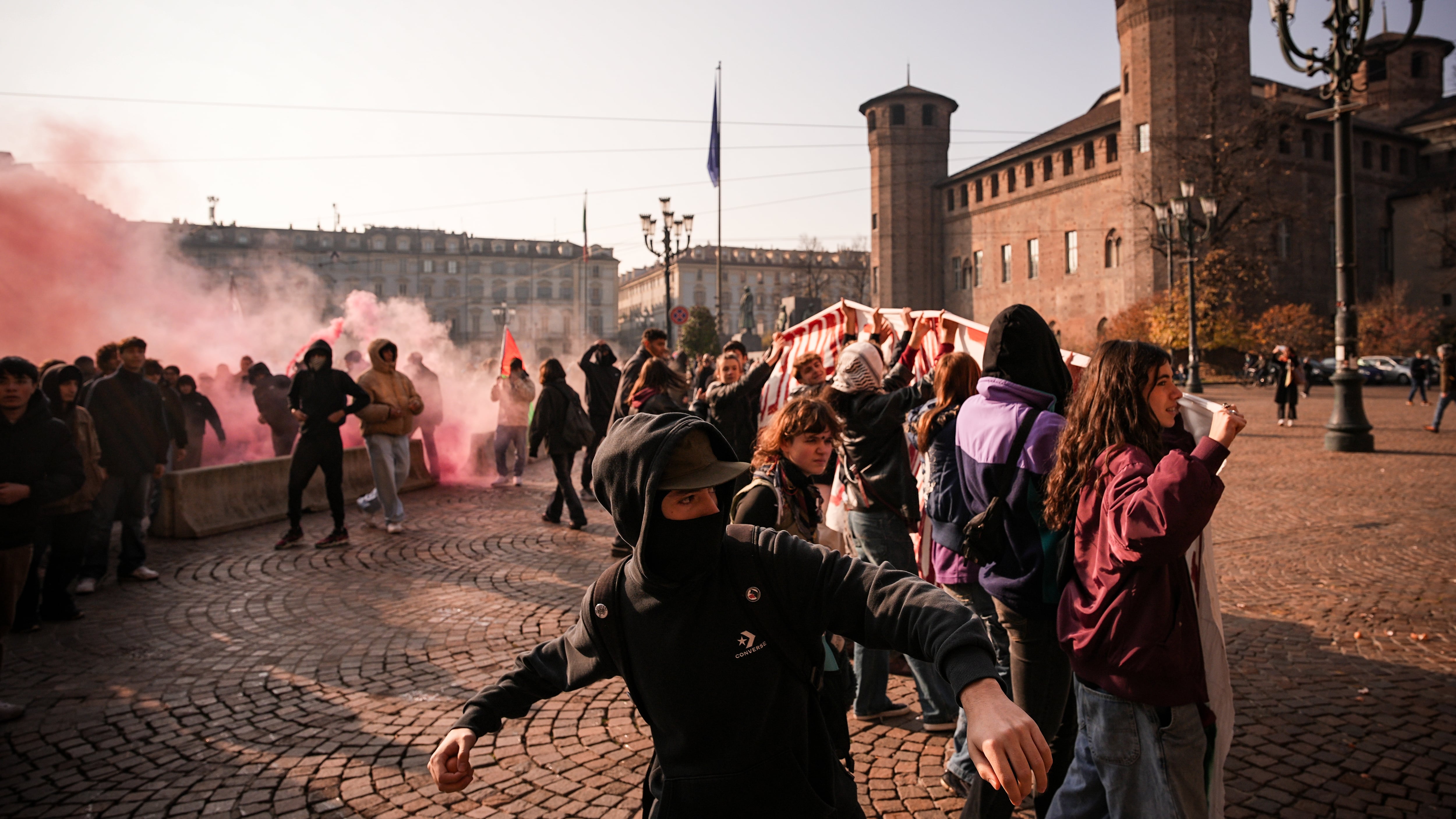 Torino, scontri fra antagonisti e polizia. In fiamme le foto di Meloni e Salvini
