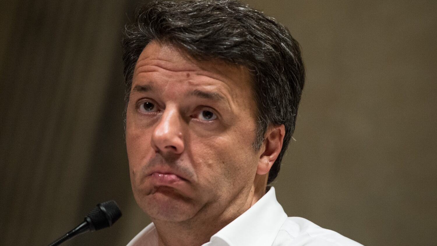 Renzi riscrive la manovra: "La plastic tax non passerà"