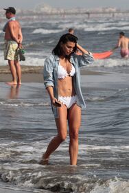 Claudia Galanti, bikini hot in spiaggia 15
