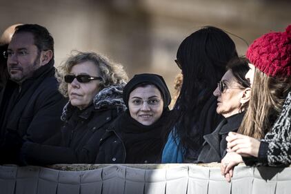 Suor Cristina regala il suo cd a Bergoglio 4