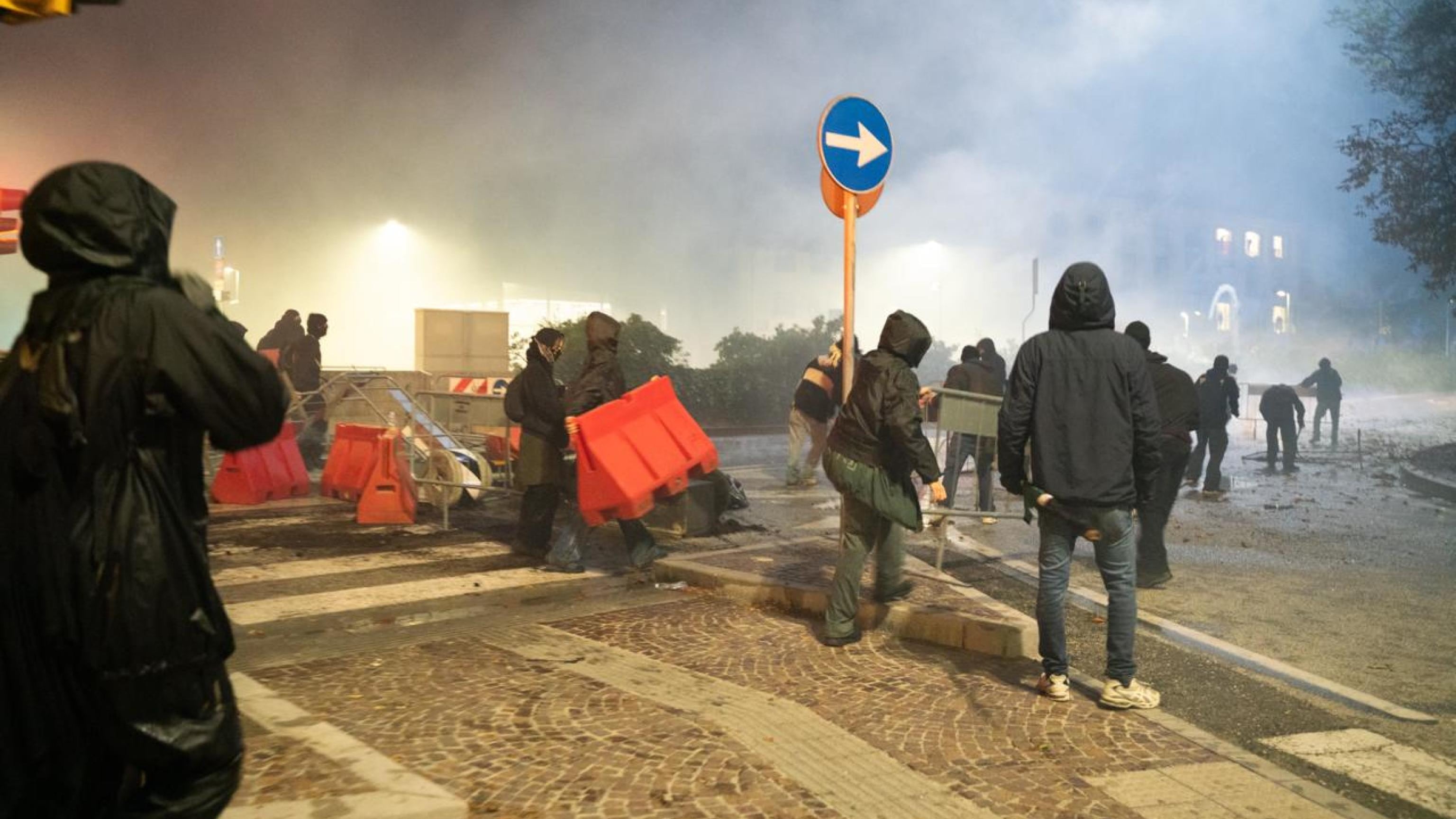 "Non siamo più disposti a prendere mazzate". La rabbia dei poliziotti dopo l’ennesimo corteo pro Pal
