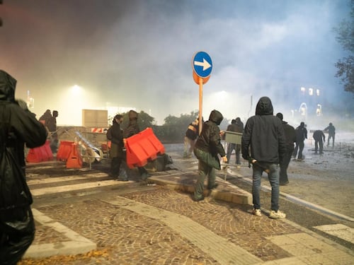 "Non siamo più disposti a prendere mazzate". La rabbia dei poliziotti dopo l’ennesimo corteo pro Pal