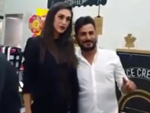 Cecilia Rodriguez si scatta una foto con un ricercato internazionale