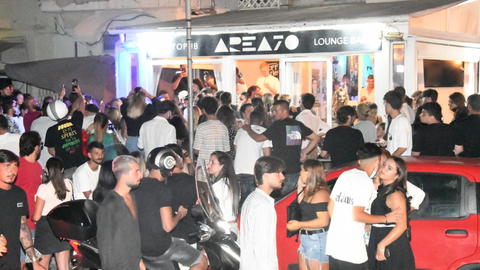 I contagi crescono, ma la movida a Ischia non si ferma