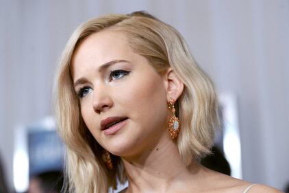 Jennifer Lawrence senza reggiseno alla première di Joy 40