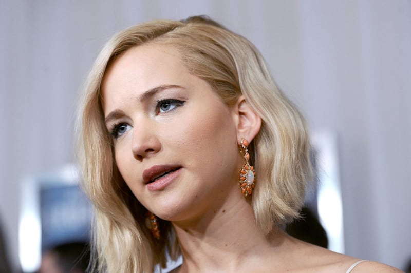 Jennifer Lawrence senza reggiseno alla première di Joy 40