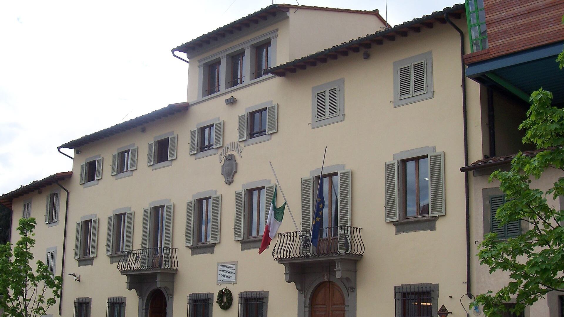 Firenze, così i dipendenti del Comune gonfiano gli alloggi per migranti