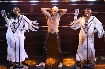 Sanremo 2022, Achille Lauro si battezza sul palco dell'Ariston 1