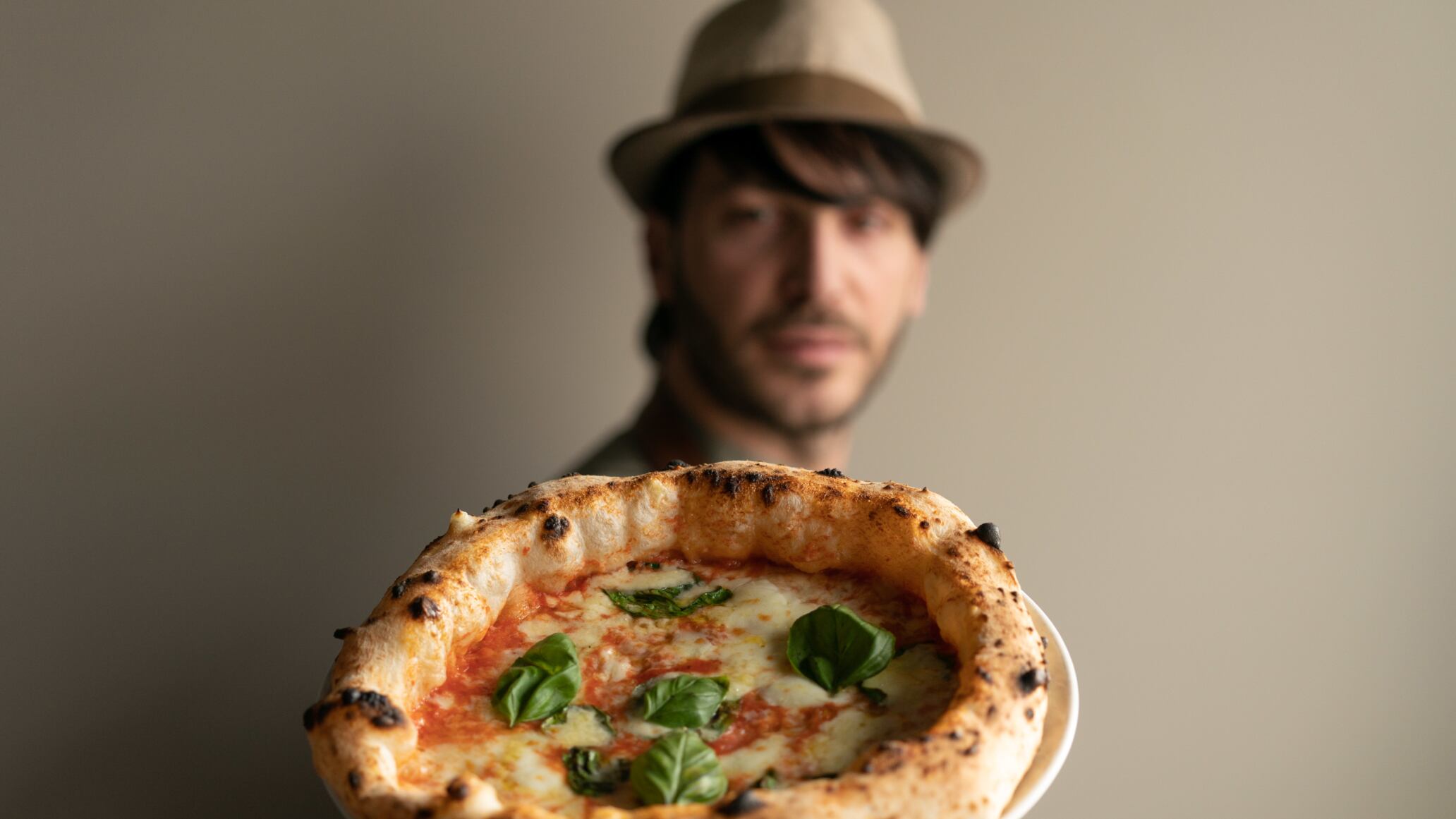 Lioniello, sbarca a Milano il pizzaiuolo "col cappello"