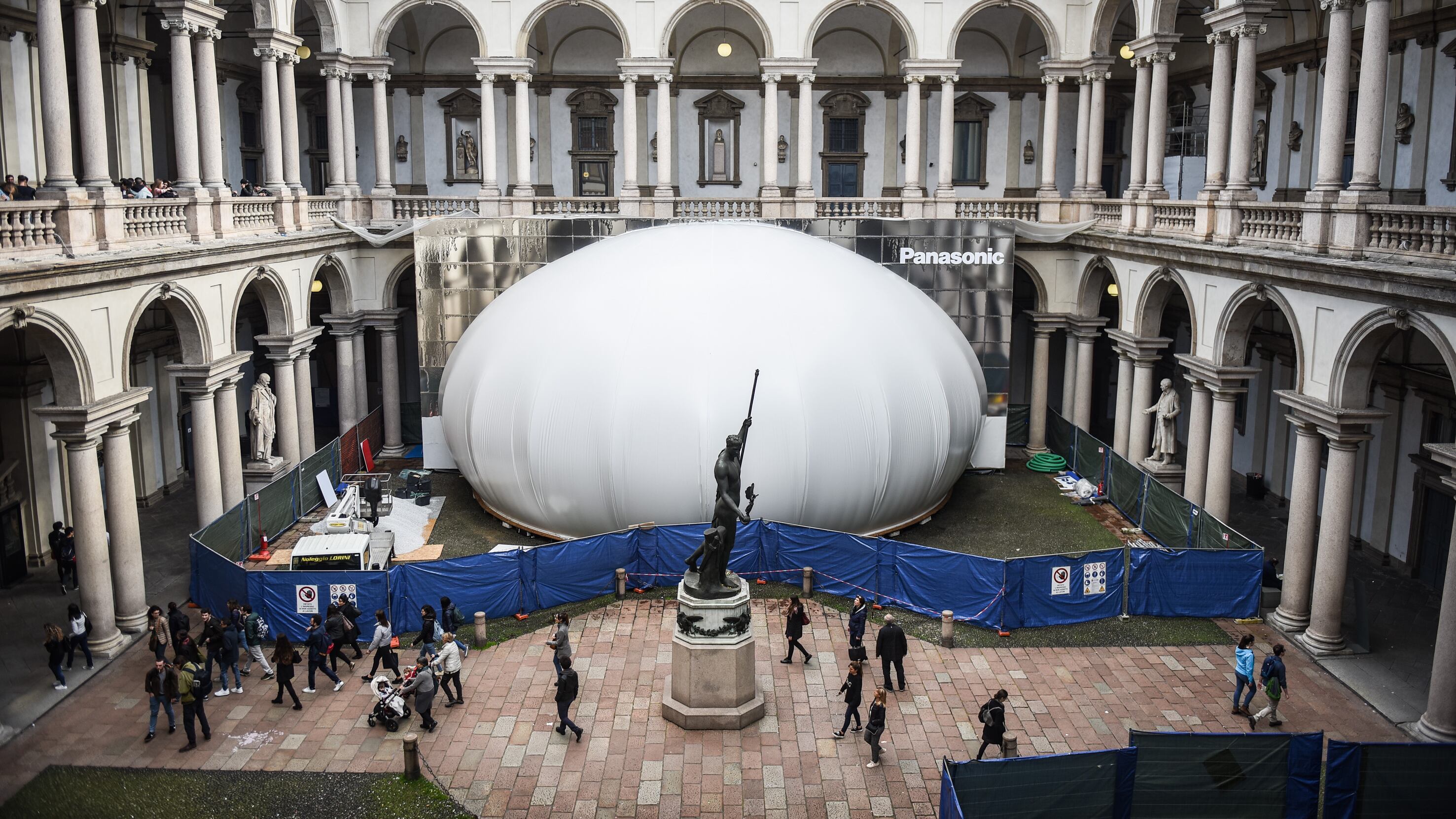 Le star della politica e la gente che lavora