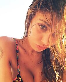 Belen Rodriguez sexy in spiaggia 52