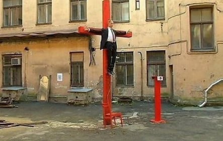 Riga, il fantoccio di Putin crocifisso in strada 4