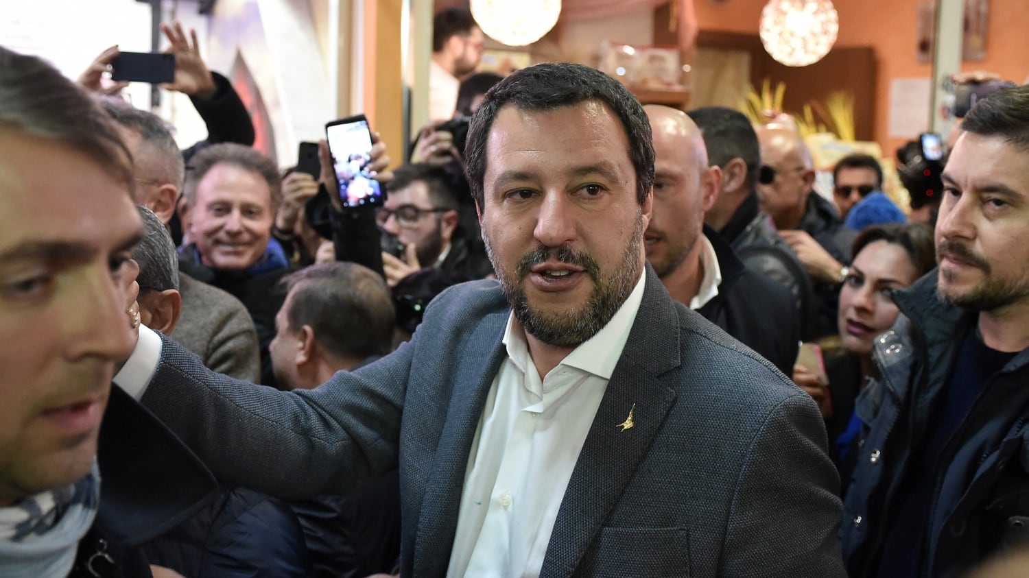 Salvini, porto abusivo di divisa: si va verso l'archiviazione