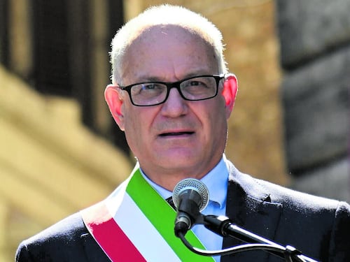 Decolla Gualtieri, il “chitarrista” che incanta a sinistra