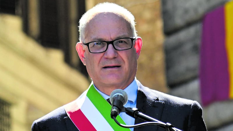 Decolla Gualtieri, il “chitarrista” che incanta a sinistra