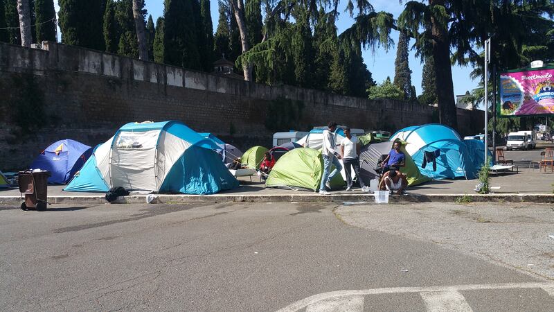 Emergenza profughi a Roma: in centinaia accampati in via Tiburtina 11