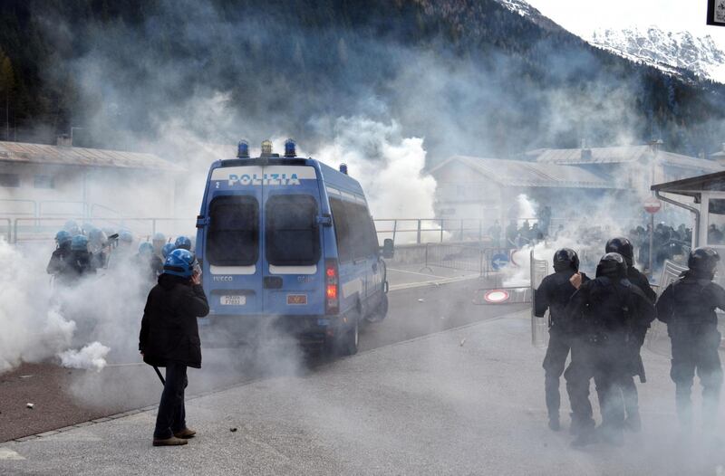 Scontri al Brennero tra black bloc e polizia 14