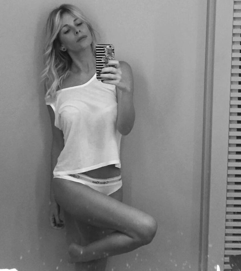 Alessia Marcuzzi favolosa con uno spacco inguinale 7
