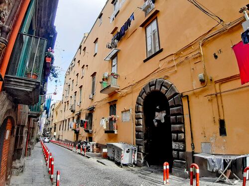 Napoli, occupano abusivamente la casa di una novantenne: ora la ristrutturano