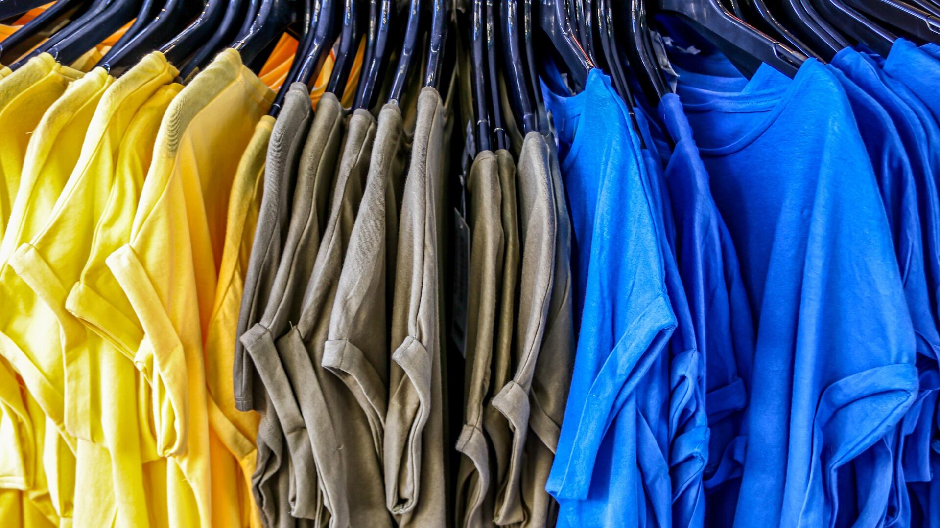 Abbigliamento sostenibile: 7 outfit donna imperdibili firmati Amazon Aware