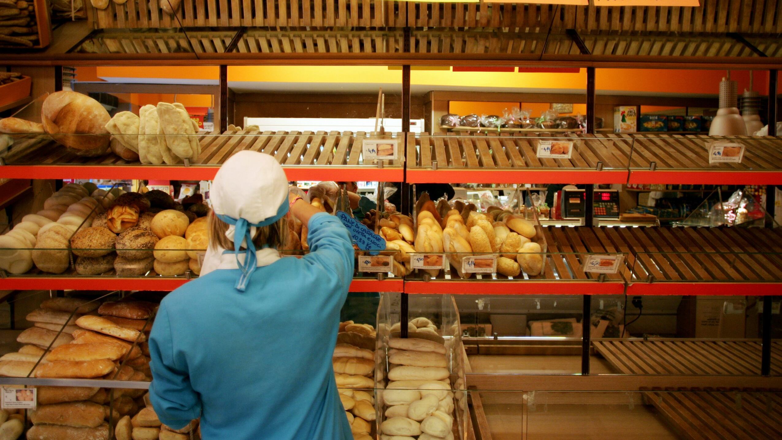 Panettiere offre lavoro a 1.400 euro al mese, ma non trova nessuno: "Si lavora di notte, i giovani non ne hanno voglia"