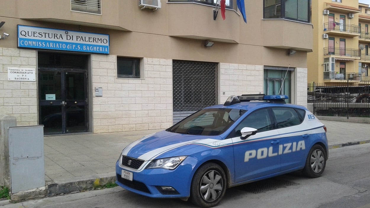 Picchiata e umiliata: la moglie denuncia il marito che la derubava dei soldi