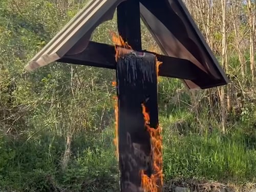 Crocifisso in fiamme il giorno di Pasqua, choc a Cesano Maderno: indagini sulle cause del rogo