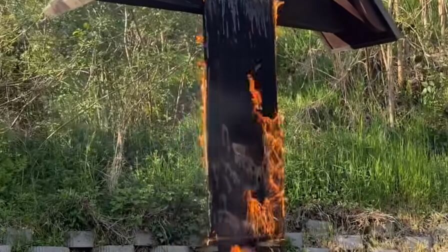 Crocifisso in fiamme il giorno di Pasqua, choc a Cesano Maderno: indagini sulle cause del rogo