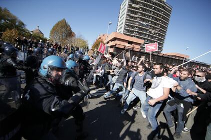Bologna, calci e uova contro la polizia 1