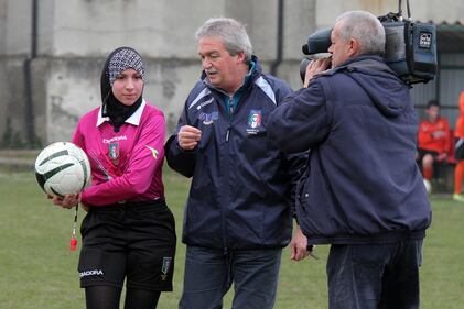 Chahida, il primo arbitro donna con il velo 3