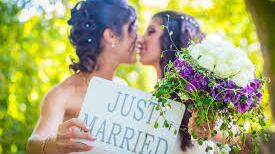 E ora il parroco sposa 2 donne: "Garantiamo i diritti di tutti"