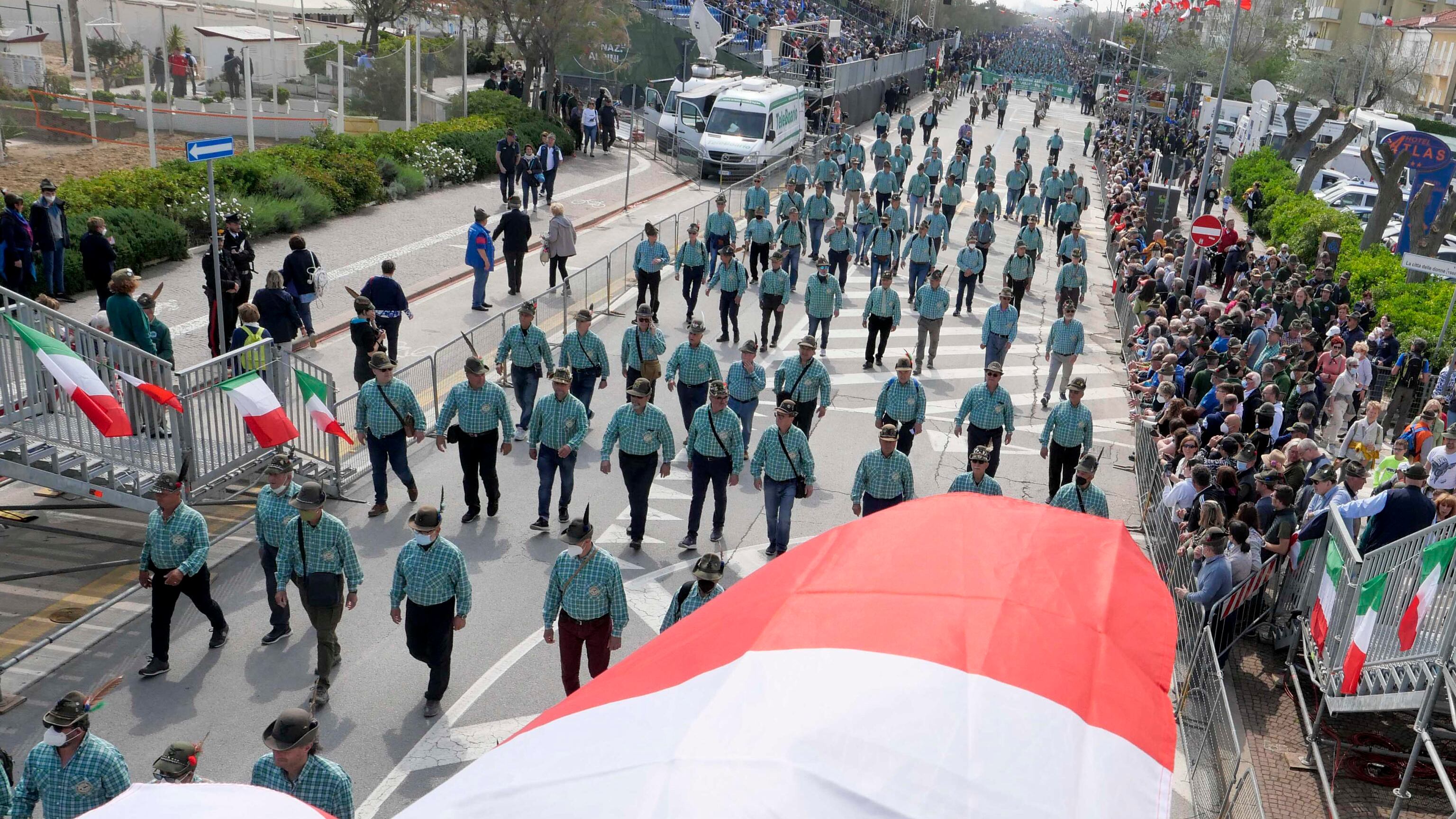 Dopo Rimini gli alpini si mettono in riga. Ecco il manuale anti-molestie sulle donne