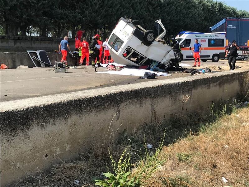 Tragedia a Foggia: scontro contro un tir, muoiono undici braccianti 2