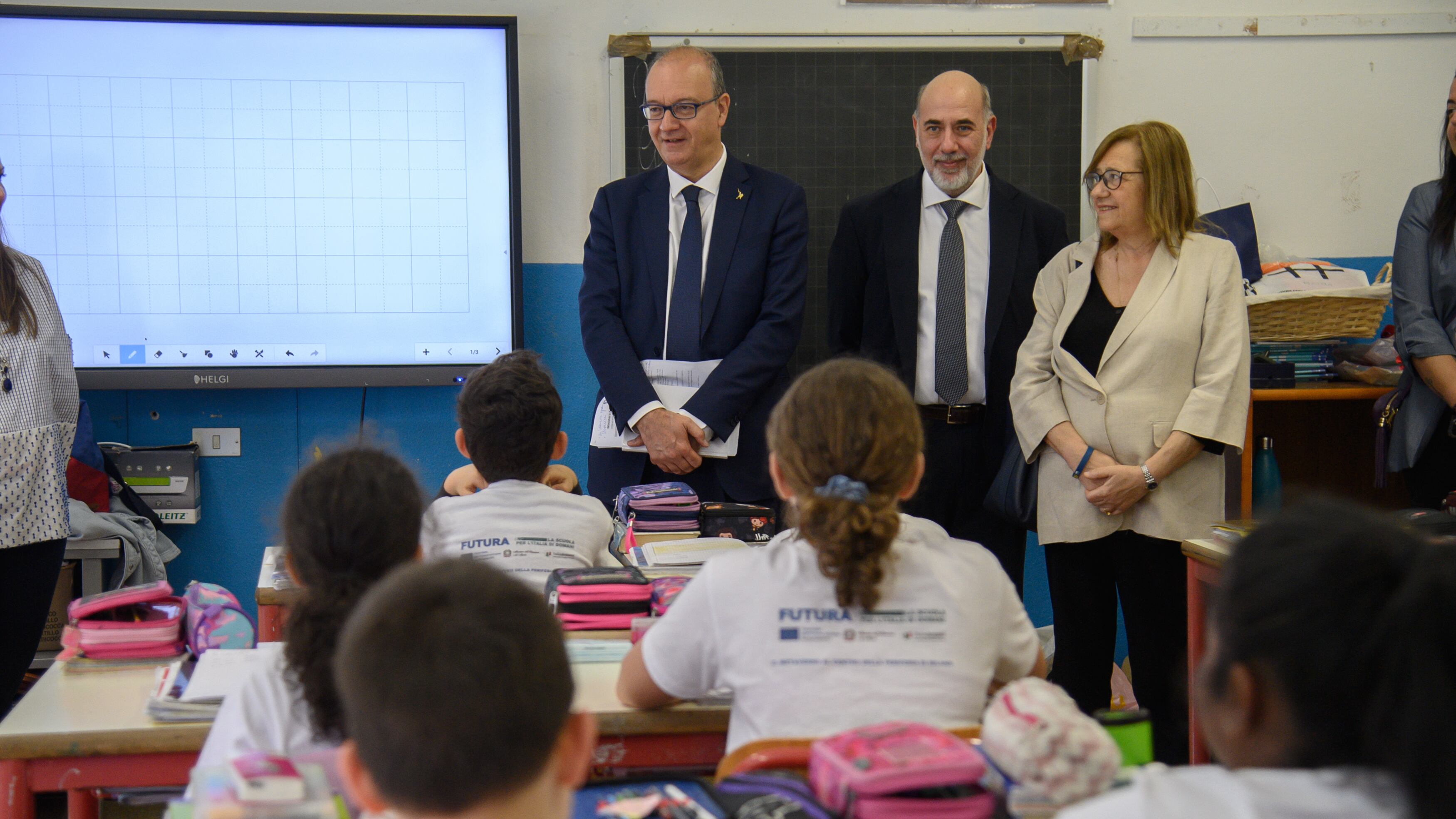 Il piano di Valditara: "Diamo i fondi Pnrr alle scuole più fragili contro l'abbandono"