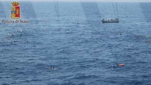 Naufragio al largo della Libia, i migranti in mare attendono i soccorsi 6