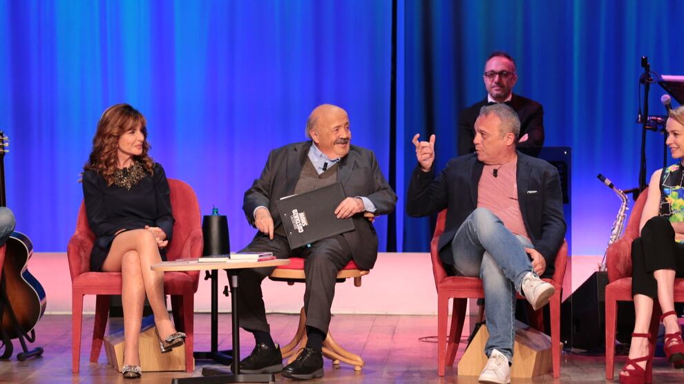 La gaffe su Amendola fa infuriare Maurizio Costanzo: "Licenzio tutti"