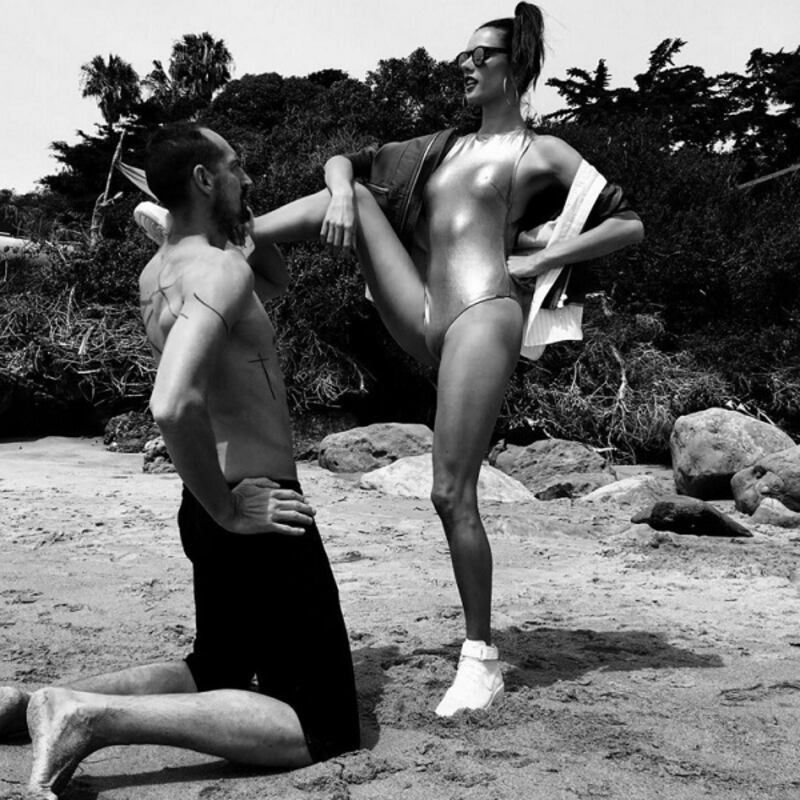 Alessandra Ambrosio, scatti bollenti a Malibu su Instagram: foto 7