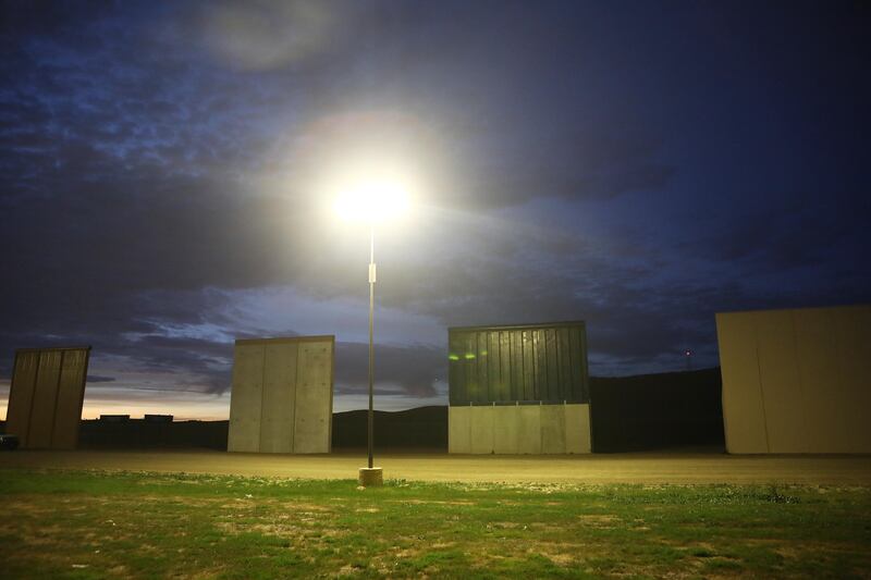 I prototipi del muro anti migranti con il Messico 1