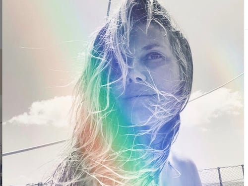 Heidi Klum: un topless arcobaleno