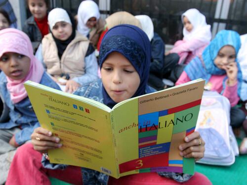 Ramadan, dai bimbi a digiuno alle scuole chiuse: così l'Europa si inchina agli islamici