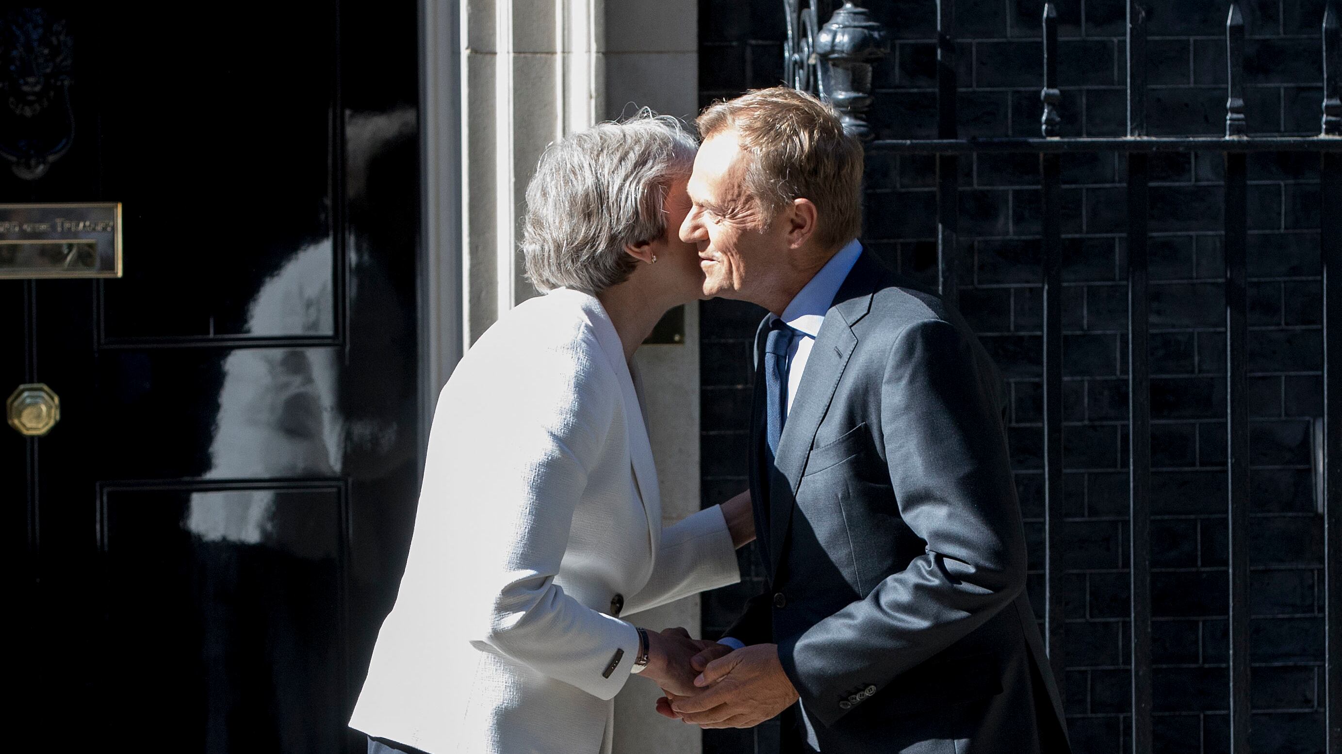 La Regina ha firmato, la Brexit diventa legge. Il Consiglio Ue: "Prepararsi a tutti gli scenari"
