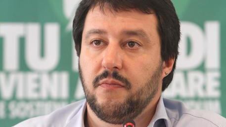 Immigrati, Salvini pubblica i numeri della Prefettura: "Benvenuti all'hotel Italia"