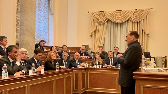 Azzurri tra dubbi e incertezze. Berlusconi: scelga, o lui o noi