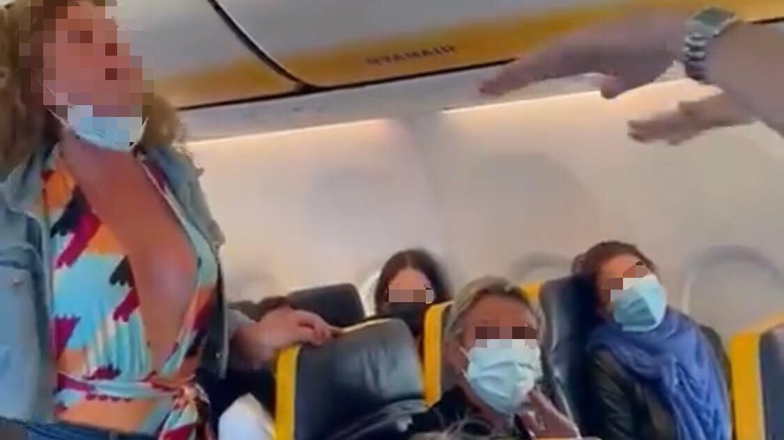 La "ragazza dell'aereo" offende ancora e minaccia azioni legali