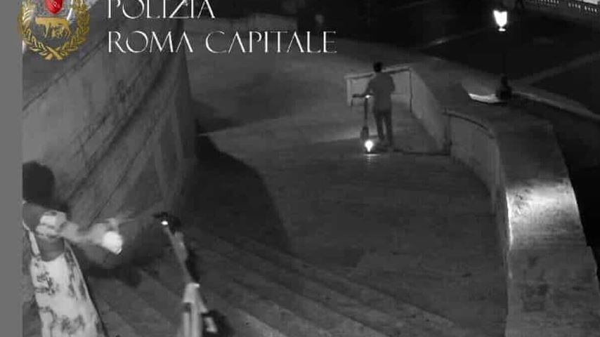 La follia di due turisti: così hanno danneggiato la scalinata di Trinità dei Monti