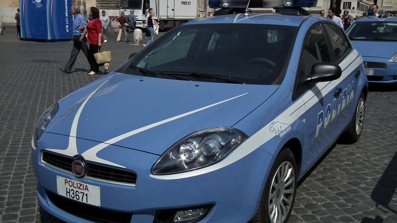 Foggia, marocchino ubriaco spaventa passanti con una grossa forbice: denunciato
